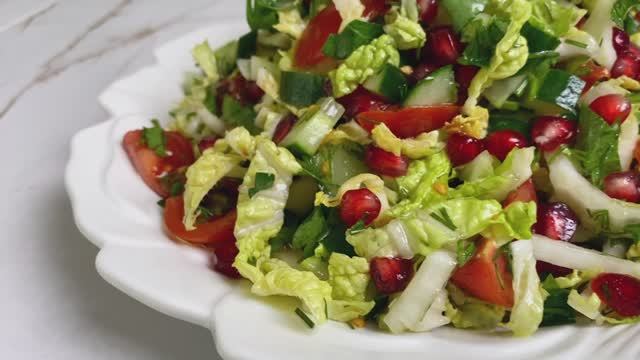 Салат с овощами и гранатом для лёгкого настроения! Сочный, вкусный и красочный салат на каждый день!
