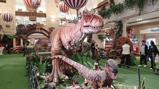 Динозавры. Центральный детский магазин на Лубянке (центральный универмаг «Детский мир»).