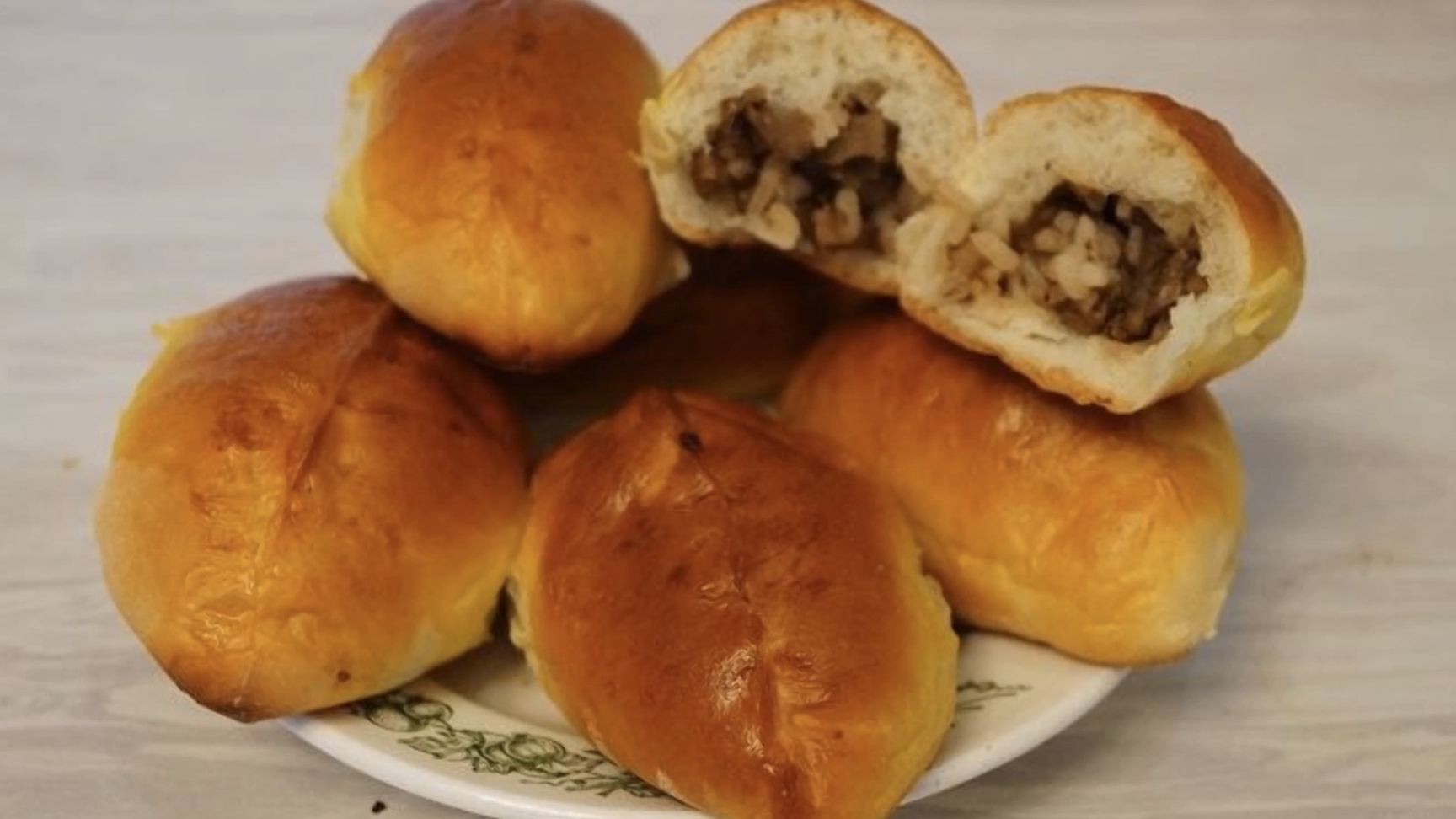 Пирожки с грибами и рисом из дрожжевого теста.