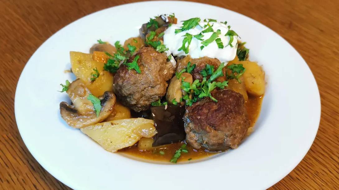 Тушёные овощи с котлетками! Очень полезный рецепт для всей семьи