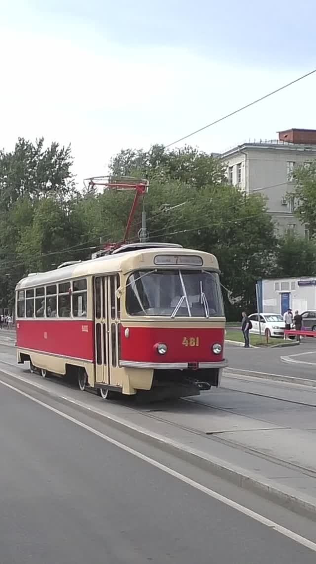 Москва. Трамвайный вагон № 481 модели Tatra T3SU следует по Волочаевской улице.