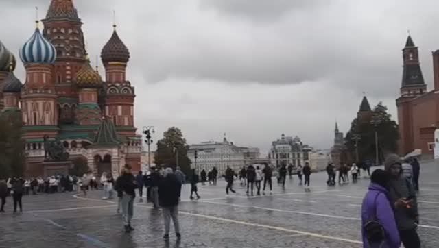 Уличные сцены Москвы:Парк Зарядье,прогулка