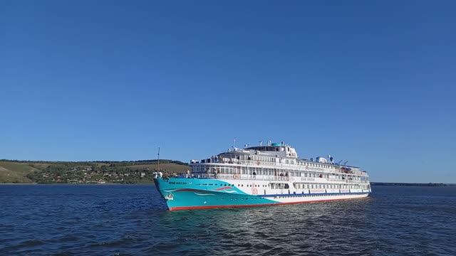 На кораблике из Свияжска в Казань.