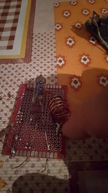 перепаял фм приемник на радиолампе 6ж1п-в на макетную платку,внешний вид стал более лучшим.