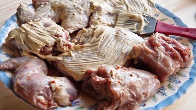 Кролик в сметанно-чесночном соусе