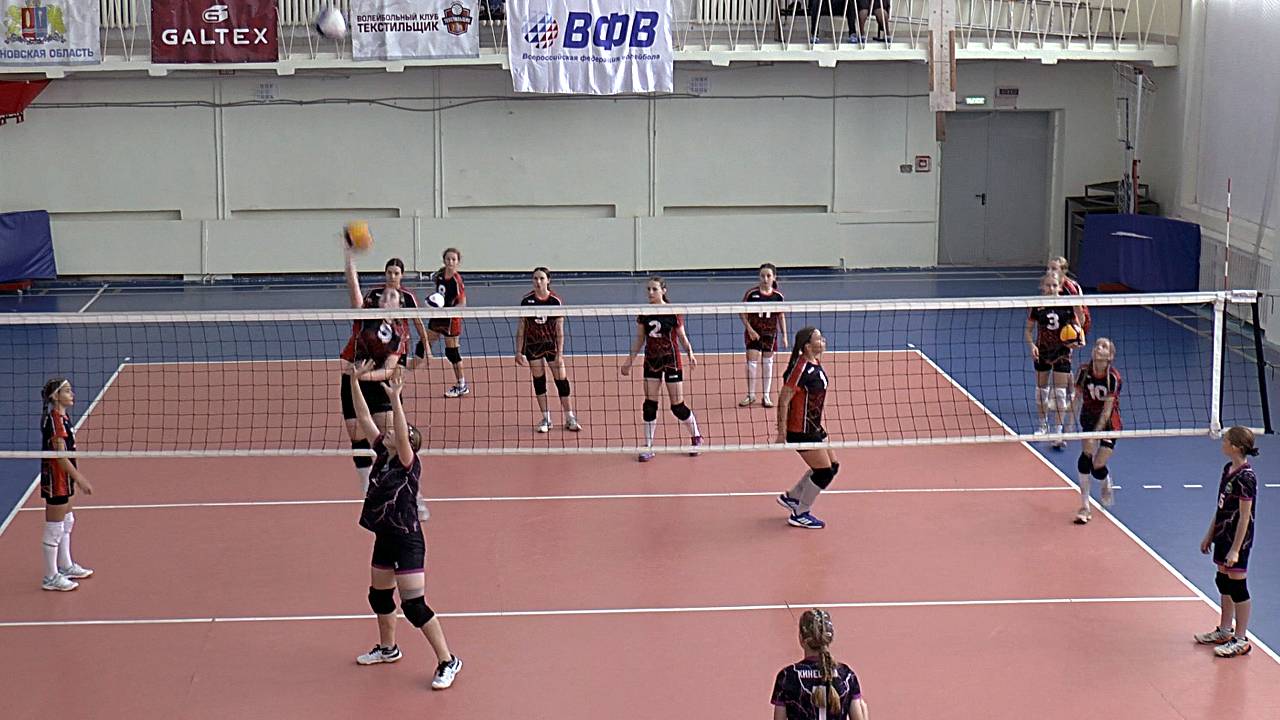 Детский волейбол. Нападающий удар перед игрой  Иваново-1 Vs Кинешма.