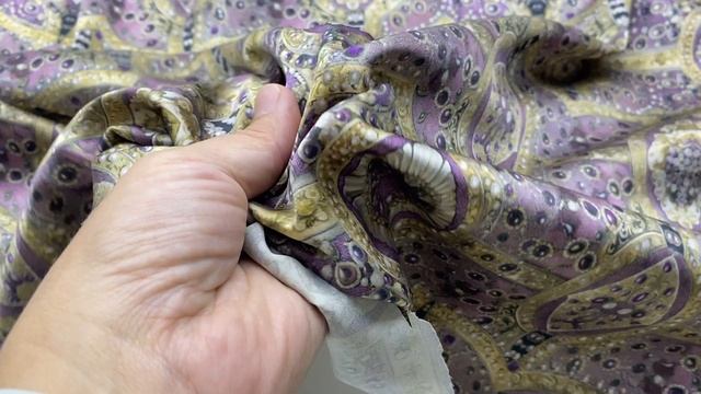 Шёлк пыльно-брусничного цвета с принтом камни  46782