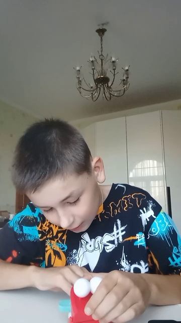 Достаю ластик из зубастово друга.
