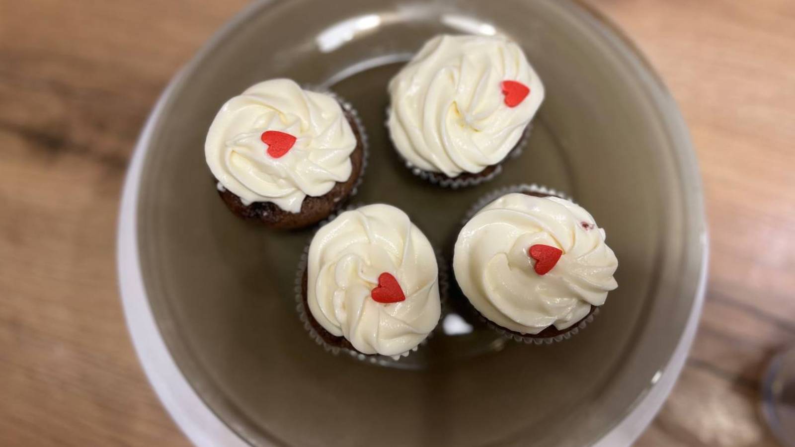 Шоколадные капкейки с вишневой начинкой и шоколадным кремом и капкейки «красный бархат»