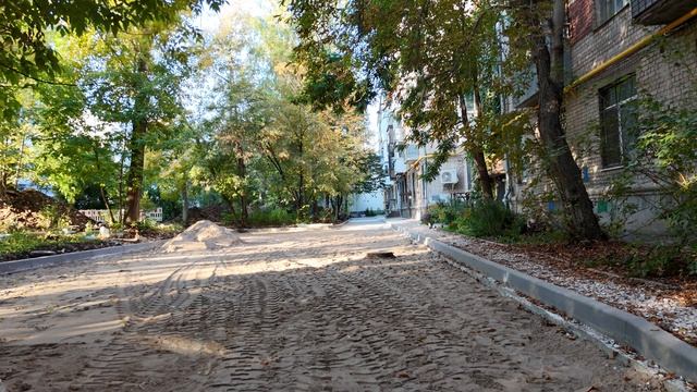 Состояние асфальта во дворе 21 сентября 2025