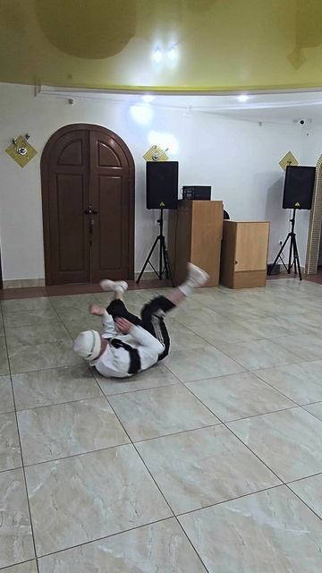 Меня зовут Дмитрий я занимаюсь спортивным видом танца Break Dance выступаю на корпоротивах, свадьбах