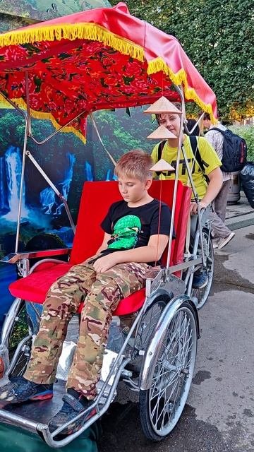 Фестиваль Вьетнама на Манежной площади, Москва. Водопад и джунгли в сердце столицы!