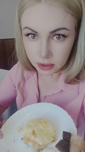 в местной столовой 