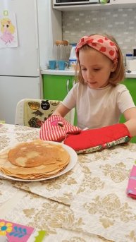 Двойняшки готовят ужин - накрываем стол.