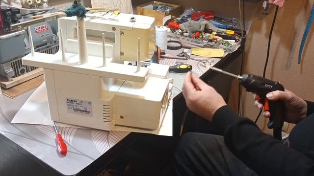 1000010951.mp4 Ремонт и профилактика оверлок Бразер 1034Д ч.1