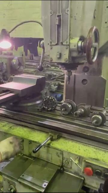 6Р13 Вертикальный фрезерный станок. Видео в работе