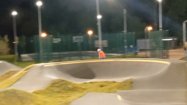 памп трек скейт слалом