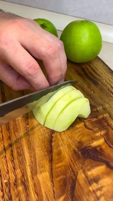 Сочные куриные бедра с начинкой из яблок