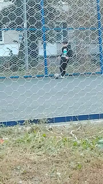 мой друг играет в футбол