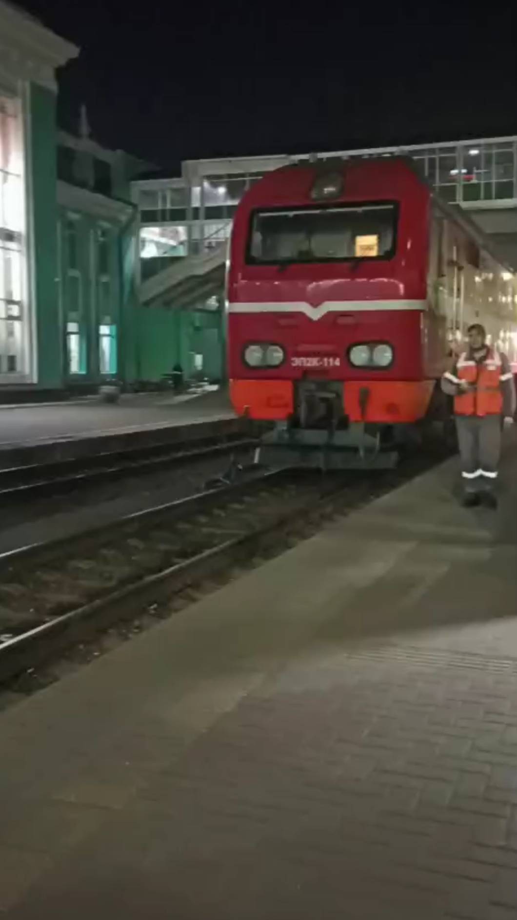 ТЭМ18ДМ с красным ЭП2К-114 делает манёвры на станции Омск-Пассажирский