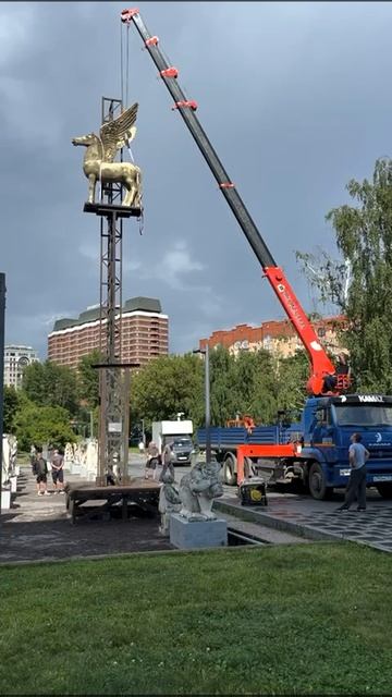 Демонтаж скульптуры в парке музеон.
