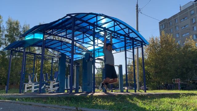ロシア人男性は、より優れたマラソンランナーになるために懸垂をします :)