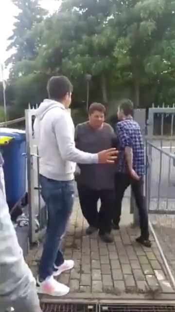 #Германия  В Германии мигрант которого приютила немецкая семья после просьба покинуть их дом, выхват