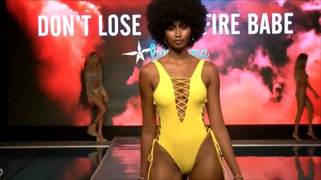 Показ Моды Бикини