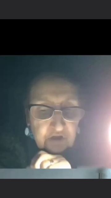 Как будто кошку давят»: бабулька с безупречным произношением английского стала звездой соцсетей.