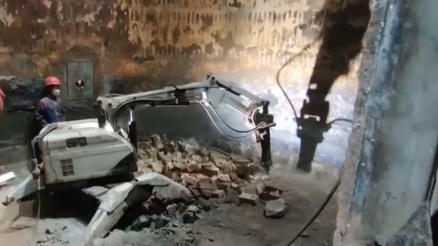 Демонтажный робот B-D170. Удаление футеровки.