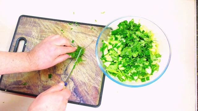 Диетический салат из молодой капусты.