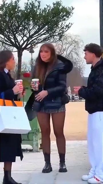 Дарите женщинам цветы.....