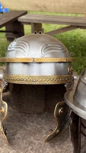 Почему у шлемов римских легионеров открытые уши?