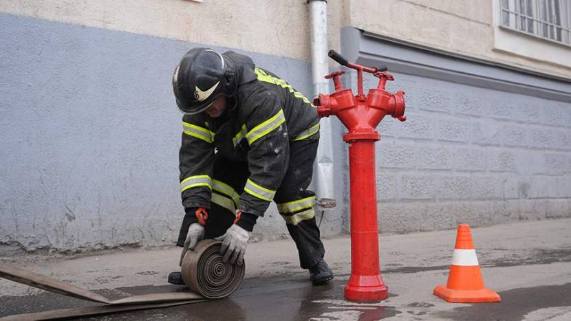 В Новороссийске в результате атаки БПЛА загорелась кровля многоквартирного дома
