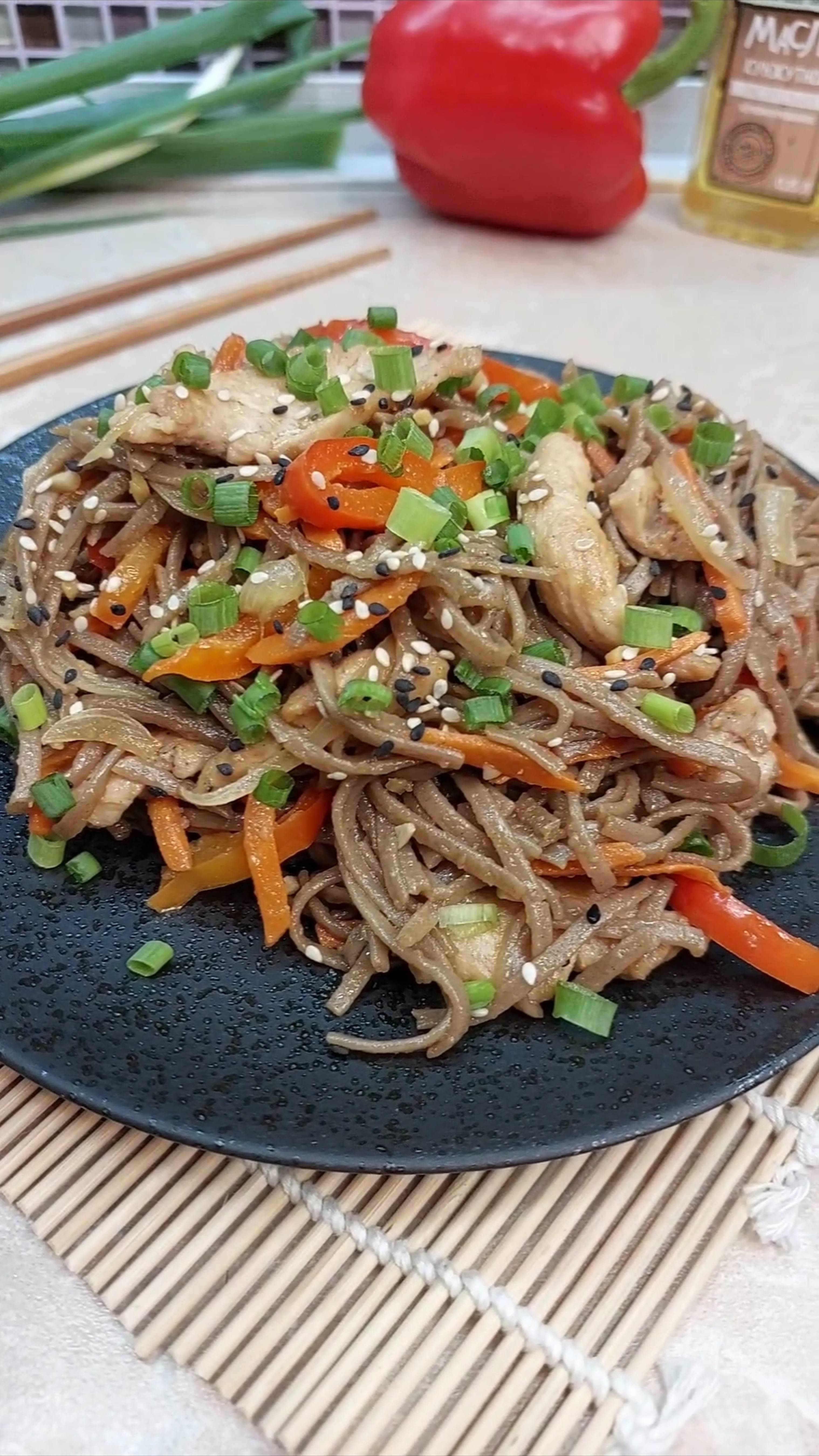 Соба (гречневая лапша) с курицей и овощами