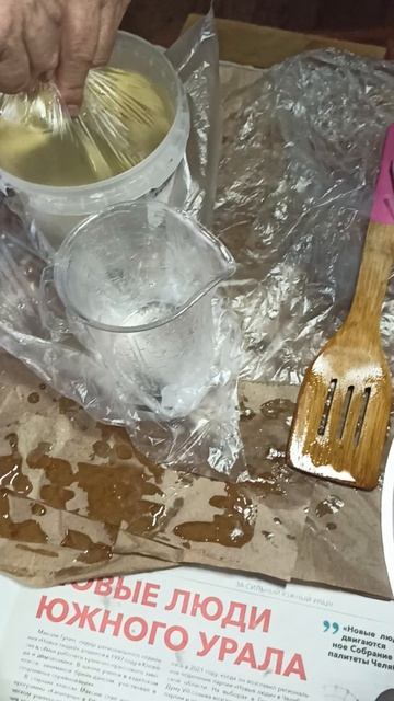 Разливаем сироп для пчёл.