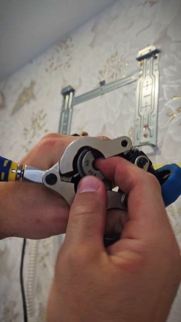 развальцовка закладной трассы перед монтажом внутреннего блока кондиционера / установка сплит-систем