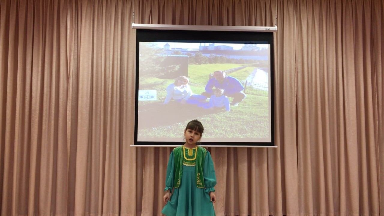 мәктәпкә әзерлек төркеменә йөрүче Хасанова Эльвина Энҗе Мөэминованың Туган телем шигырен сөйли