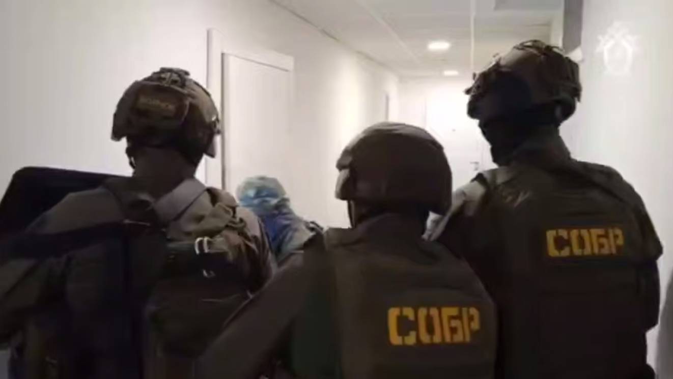 Полицейские задержали в Москве старшего инспектора МВД РФ и его подельников.