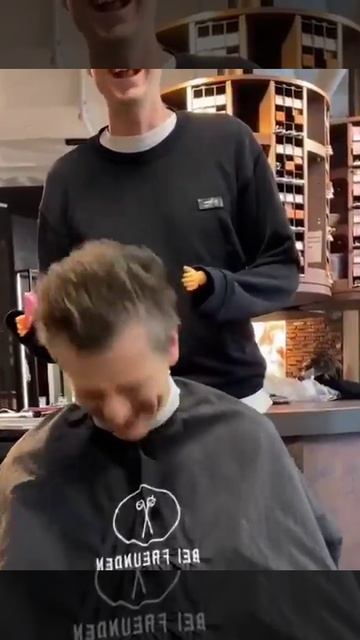 В парикмахерской 🤣.mp4