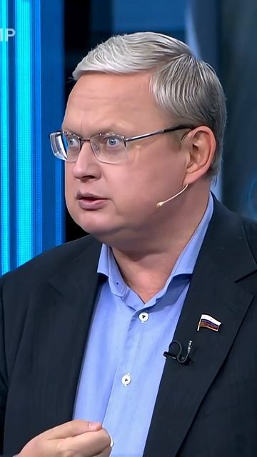 Сумочка на цепи: как европейские модницы спасаются от уличного грабежа