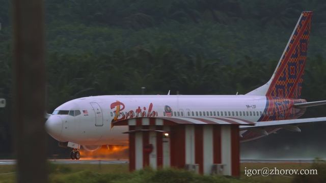 Боинг 737 авиакомпании Batik Air Malaysia взлетает из аэропорта Куала Лумпур после дождя.