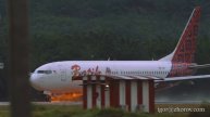 Боинг 737 авиакомпании Batik Air Malaysia взлетает из аэропорта Куала Лумпур после дождя.