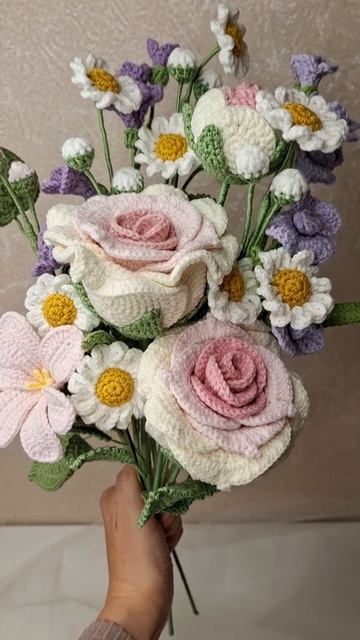 Вязаные цветы и букеты