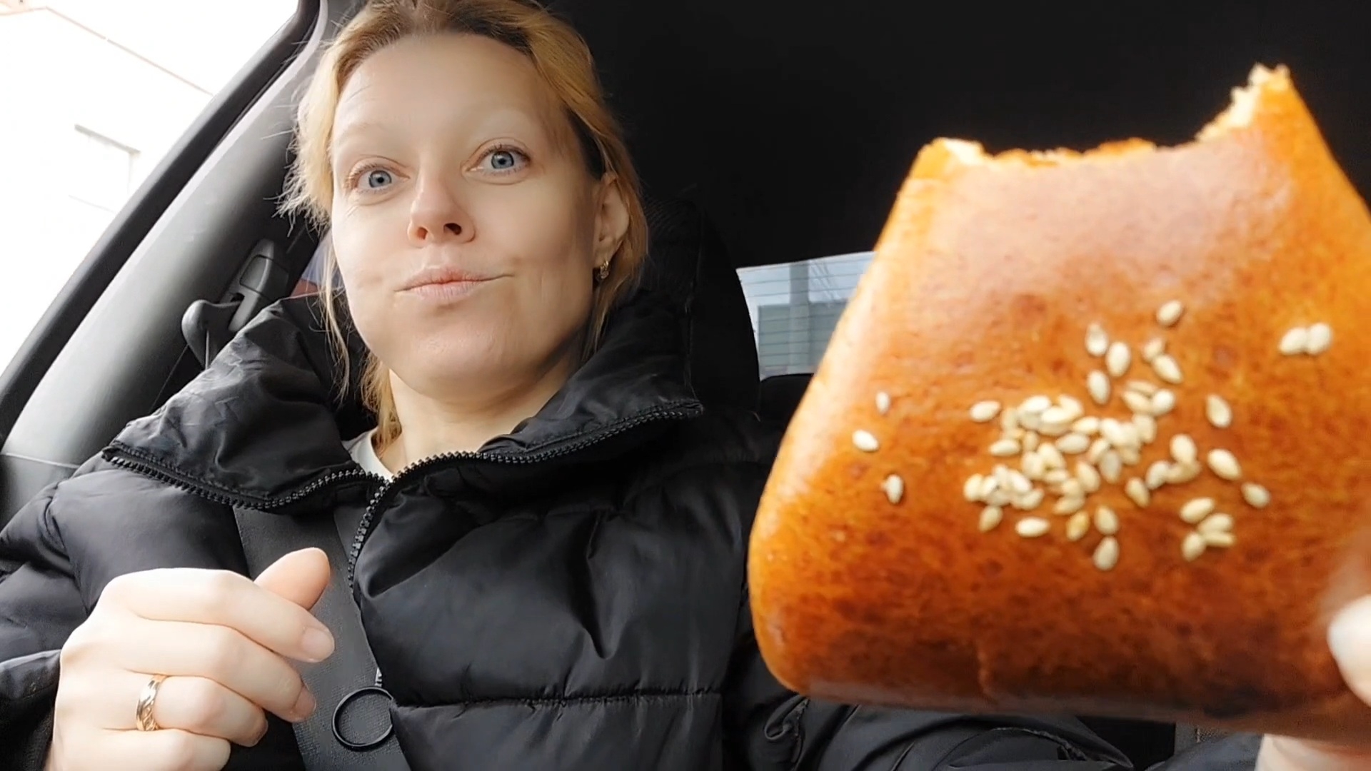 Мукбанг в МАШИНЕ 🌭 ПИРОЖКИ с капустой!