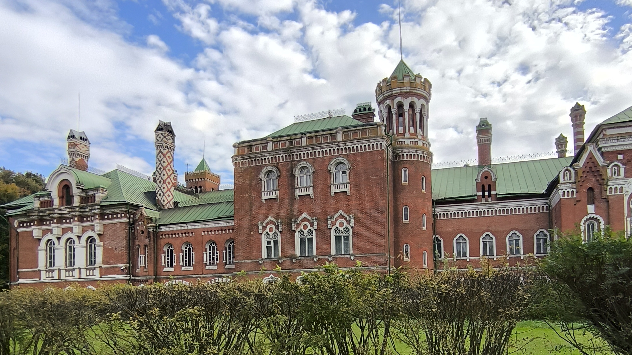 Замок Шереметевых. Старинная архитектура и красота мест.