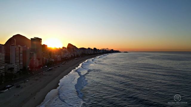Красочный рассвет над пляжем Ипанема в Рио-де-Жанейро. A Colorful Sunrise Over Ipanema Beach In Rio.