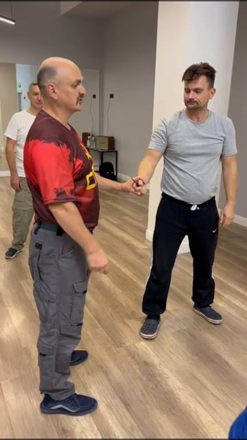 Наверное про локоть)))