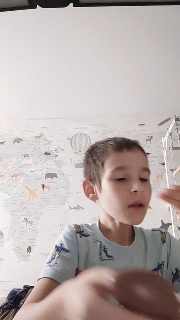 Открыл киндер-сюрприз и увидел там???