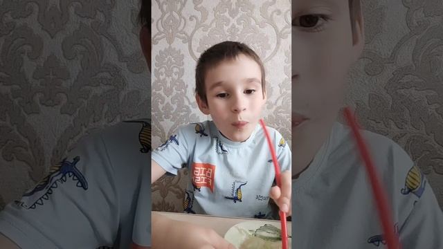 Попробовал надуть из мармелада пузыри. Что из этого вышло?